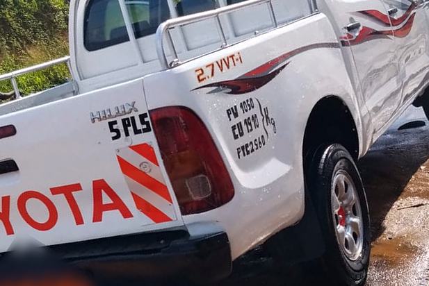 Benne du Toyota Hilux avec ridelles, vue de trois quarts arrière