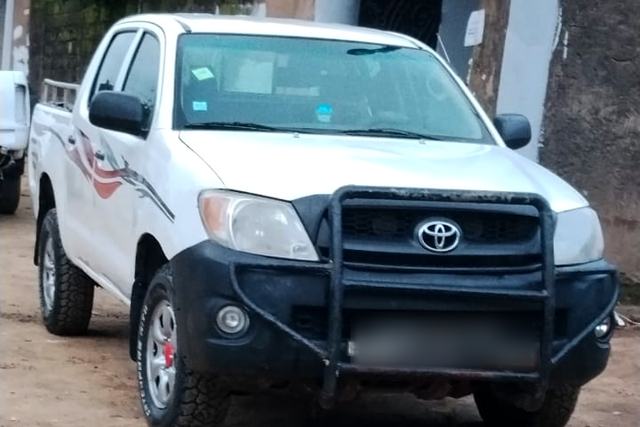 Toyota Hilux Double Cab vue de face avec pare-buffle