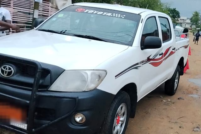 Toyota Hilux Double Cab vue de trois quarts avant dans une rue de Douala